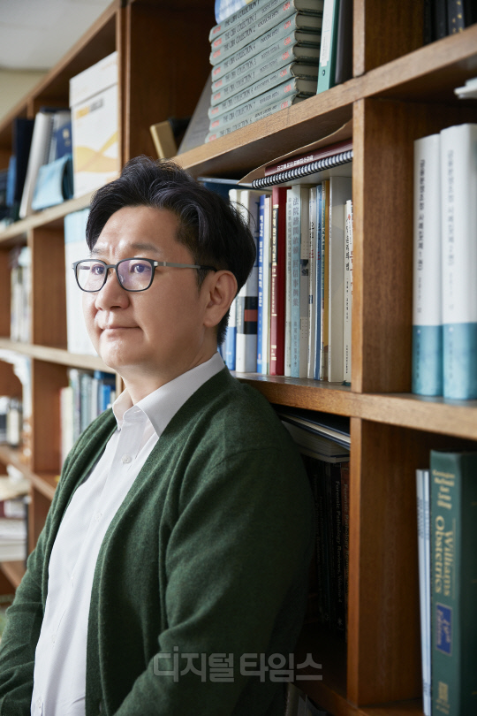 디지털타임스는 2일 서울 종로구 서울대학교 의과대학 연구관 207호에서 유성호 법의학교실 교수와 인터뷰를 진행했다. <디지털타임스 DB>